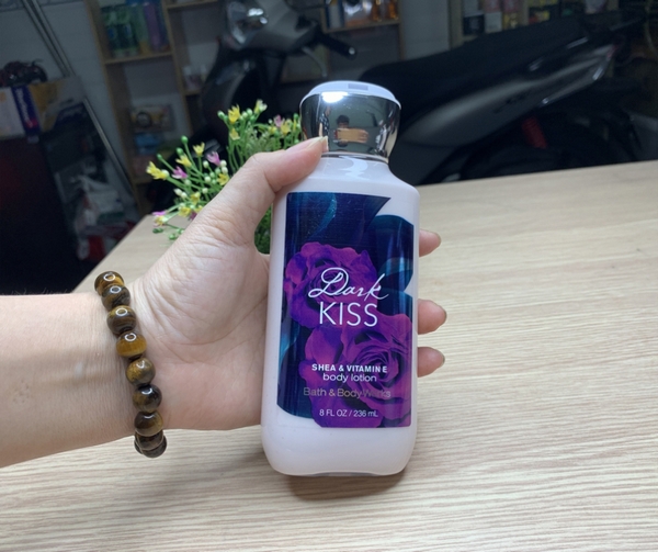 Sữa Dưỡng Thể Bath And Body Works Dark Kiss Body Lotion