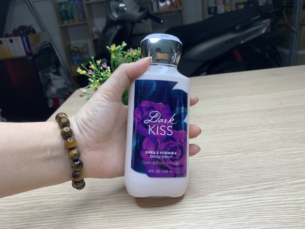 Sữa Dưỡng Thể Bath And Body Works Dark Kiss Body Lotion Dưỡng Thể-1
